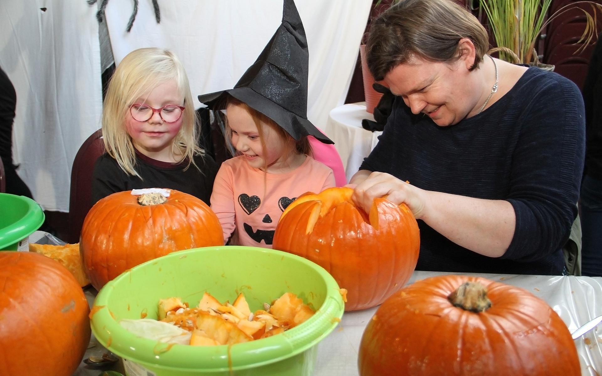 Halloween in Margaretha Hardenberg Cultuurcentrum. Veel aanmeldingen van kinderen, te weinig pompoenen