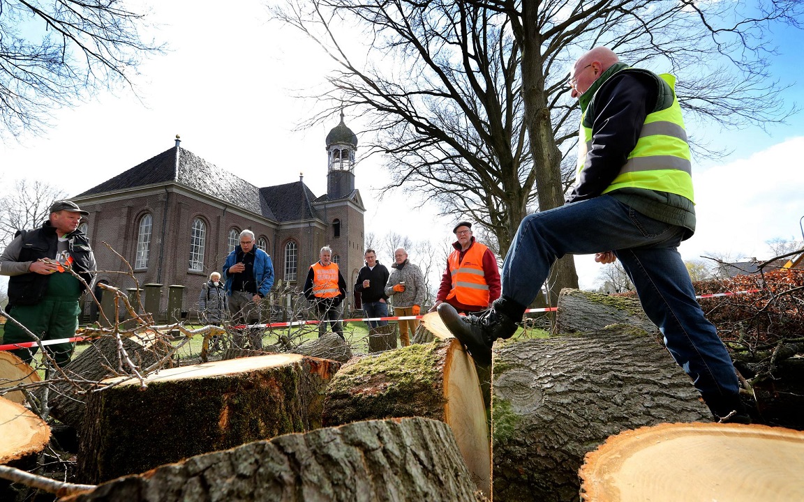 Een gezellige drukte van vrijwilligers op het kerkhof in tijden van corona